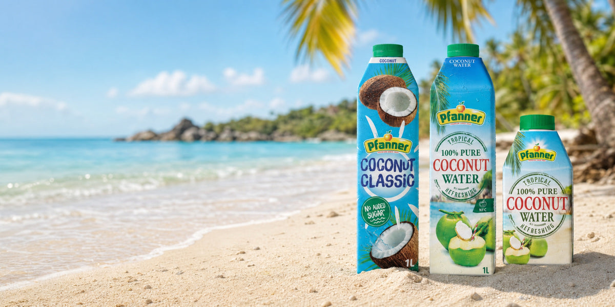 Pfanner Kokoswasser und Coconut Classic in Getränkekartons an einem Palmenstrand