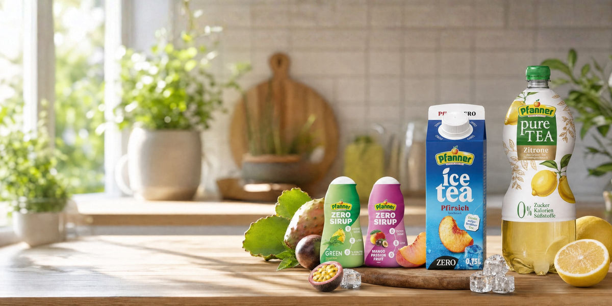 Pfanner Zero Sirup, Ice Tea Pfirsich Zero und Pure Tea Zitrone auf einer Küchenarbeitsplatte